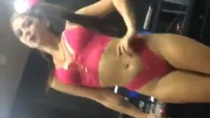 O vídeo mostra Mc Pipokinha da Mansão Maromba usando lingerie, dançando funk