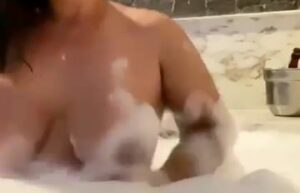 Márcia Imperator na banheira exibindo os peitos enormes
