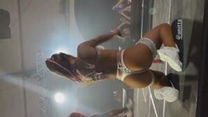 Ela mostra o bumbum gostoso da Anitta durante um show de calçadinha