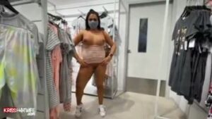 Kriss Hotwife mostra sua presença se exibindo em uma loja de roupas gratuitas
