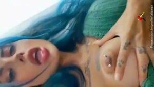 Vídeos de Taty Zaqui exibindo piercing se filmando