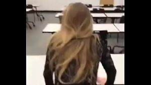 Professor fode aluna dentro da sala de aula