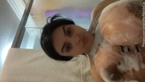 Vídeos de Mandy Lia esfregando seu grande mamilo