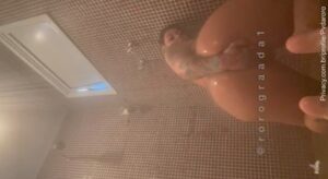 Ro Granada (@rogranada) tomando banho nua no Instagram