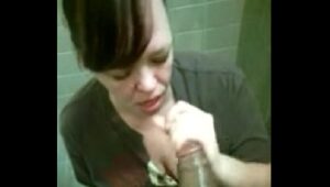 Casada escondida no banheiro do trabalho chupando um pau preto