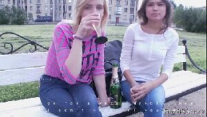 Video porno com duas mulheres dividindo o mesmo pau