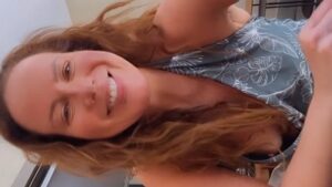 Vídeos de Regina Volpato mostrando os seios no Instagram