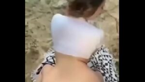 Video porno de sexo na praia com ninfeta rabuda dando o cu