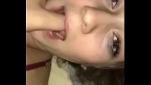 Vídeo porno com novinha loira bebendo leitinho