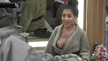 MC Mirella Nua mostrando os seios sem querer