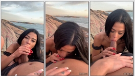 Alycia Ribeiro, conhecida por sua presença no OnlyFans, sendo flagrada fazendo um oral em público na praia deserta