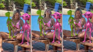 Tuani Basotti arrasando ao brincar com bonecos de ET na buceta enquanto curte a piscina de biquíni