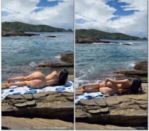 Foto nítida da bela cachoeira morena mostrando seu belo corpo na praia