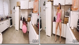 Janna Jenna exibindo sua bucetinha na cozinha enquanto saboreia um suco de laranja