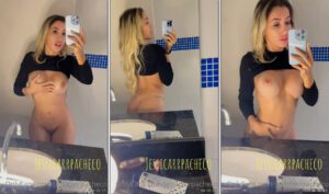 Jessica Pacheco, a famosa loira do OnlyFans, arrasando com um visual ousado no espelho do banheiro, exibindo seus seios e bucetinha