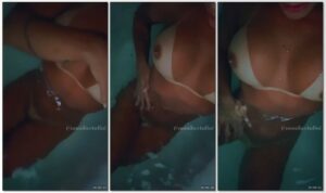 Monique Bertolini mostrando seu corpo nu e sua marquinha d'água durante o banho
