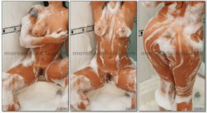 Morena gata se divertindo com um banho de espuma na banheira e arrasando na sensualidade