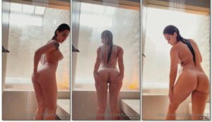 Samy Of exibindo seu banho sensual com um moicano na bucetinha, enquanto a água escorre em seu corpo atlético e atraente