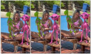 Tuani Basotti fazendo umas selfies na piscina com um ET de pelúcia ao lado