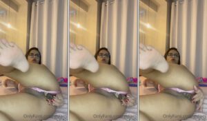 Gi Paes, influenciadora do OnlyFans, fazendo vídeo íntimo usando calcinha apertada e brincando com brinquedo erótico