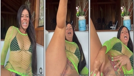 Vanessa Freitas, uma mulher madura, se divertindo bastante enquanto se masturba na varanda da sua casa