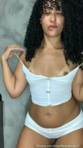 Vídeo grátis da Pati Maia exibindo sua intimidade, mostrando sua bucetinha ampla