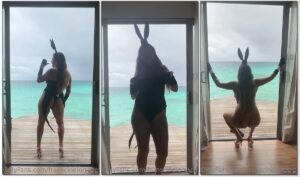 Francine Lorraene sem roupa dançando em hotel com vista para o mar