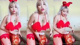 A Asianbunnyx arrasa mostrando sua sensualidade em calcinhas provocantes e sensuais