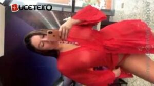 A Letícia Beppler, a Lelê do Estádio 97, deu o ar da graça com uma blusa transparente, mostrando o bico dos peitos