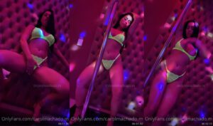 Carol Machado arrasando no pole dance com uma calcinha sexy mostrando toda sua sensualidade