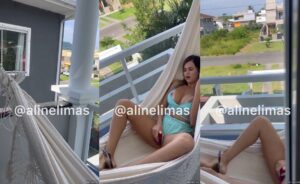 Aline Limas se masturbando sem roupa com um vibrador na cama