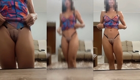 A esposa sexy do maridão exibindo todo seu corpo para a galera se divertir