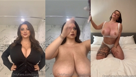 JuicyJade fazendo um strip-tease e exibindo seus grandes e suculentos peitos