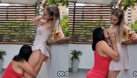 Martina Smith, uma Latina de peitões, faz sexo oral na buceta deliciosa de sua amiga branquinha com entusiasmo