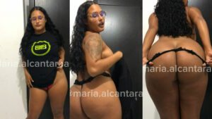 Maria Alcantara está dançando de forma sensual para seus fãs, exibindo seu corpo