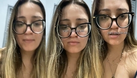 Angel, famosa do OnlyFans, exibe sua xoxota molhadinha de forma sensual