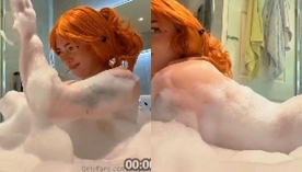 Angelica Reed, a famosa ruiva do OnlyFans, curtindo um momento relaxante rebolando sua bunda na banheira cheia de espuma