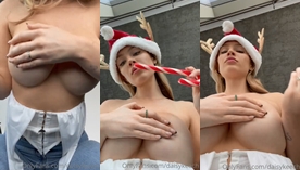 Daisy Keech, a garota loira com chapéu de papai noel, dando uma apertadinha nos seus peitão avantajados e deslumbrantes