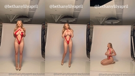 Bethanylilyapril, loira bonita, está de biquíni vermelho e posa para uma foto, exibindo os mamilos