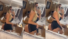 Loira gostosa com um babydoll sexy exibindo sua bunda maravilhosa