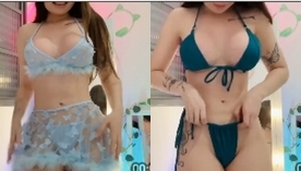 Babi Palomas, uma gostosa garota de pele clara, trocando de roupa e exibindo seu corpo sensual