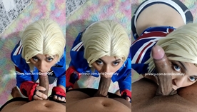 Cosplayer chamada Devil Kaly fazendo um oral caprichado no namorado de joelhos