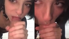 Gotica com piercing no nariz AboutSoffy fazendo um boquete caprichado para seu parceiro bem dotado