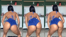 Jamy Carvalho rebolando com um short curto marcando bem a bunda