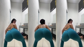 Uma mãe gostosa e provocante rebolando com sensualidade usando uma calça legging justinha