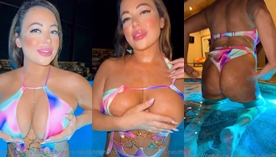 Na piscina, Jenni Neidhart, uma mulher cheinha e atraente, exibe e se diverte com seus mamilos cor-de-rosa