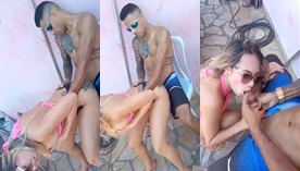 Durante o churrasco, a mulher loira tem relações com o homem da favela e recebe esperma na boca