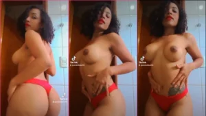 A influenciadora Amanda Luz, conhecida no TikTok, dançando de calcinha com as teta à mostra