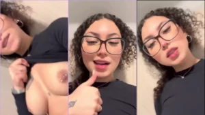 Influencer do TikTok exibindo as teta naturais com piercing no mamilo