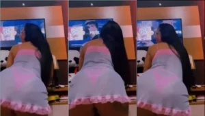 Josy Vania dançando com sensualidade em um vestido justo e uma calcinha fio dental marcando bem suas curvas